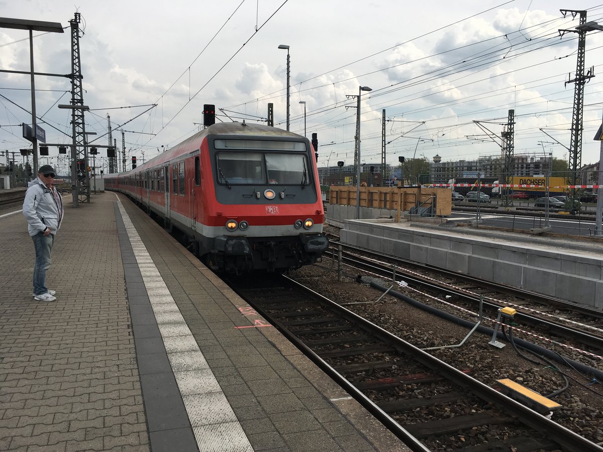 111 042 schiebt eine 5 Wägige n Wagen Garnitur aus der Abstellung in Mannheim Hbf.

Nach Richtungswechsel und kleiener Pause fährt sie als Rb 38855 nach Karlsruhe Hbf.