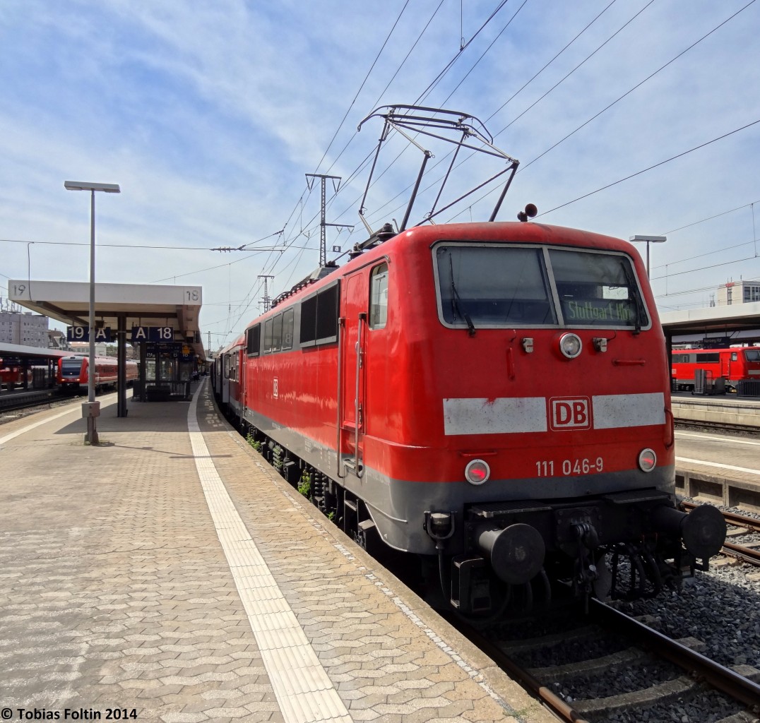 111-046 hat als n�chste Aufgabe den RE nach Stuttgart Hbf zu schieben.
Noch pausiert sie in der Sonne im N�rnberger Hauptbahnhof am Gleis 18.
Aufgenommen im Mai 2014.