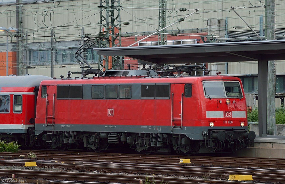111 086 bei der Einfahrt mit der RE 70 in Frankfurt Hbf am 29.06.2016