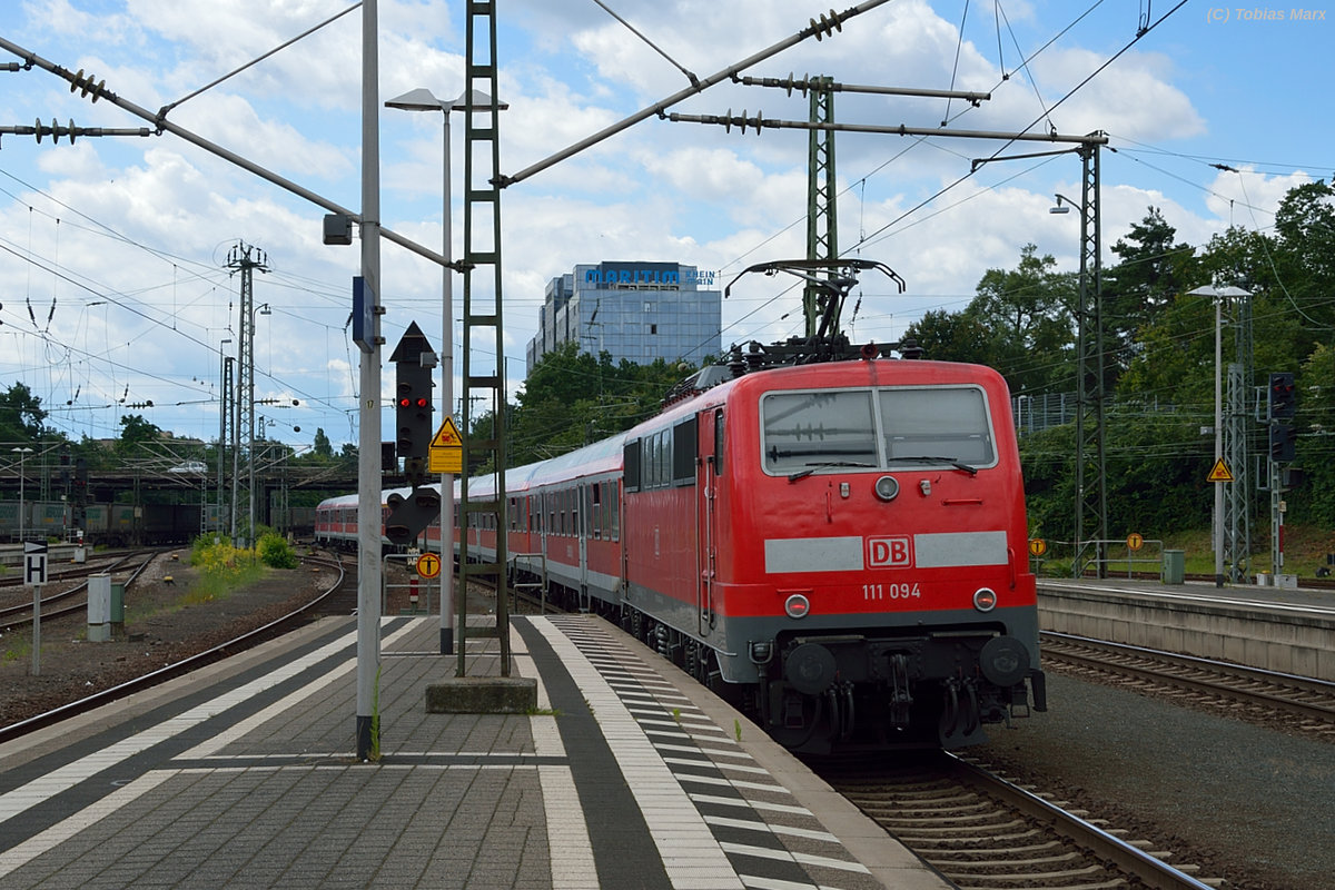 111 094 am Zugschluss der RB60 nach Heidelberg am 29.06.2016 bei der Ausfahrt aus Darmstadt Hbf.