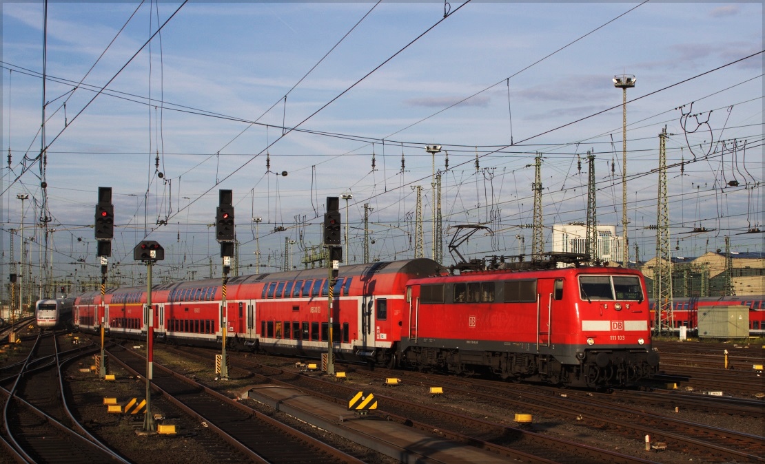 111 103 am 22.08.14 bei der Einfahrt in den Frankfurter Hbf