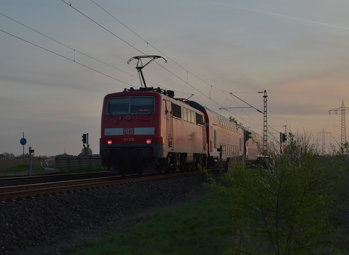 111 113 schiebt einen RE 4 nach Aachen Hbf am Abend des 30.3.2017 bei Wickrathhahn.
 Mein Bild Nr. 1 auf Marcs Bilderseite.