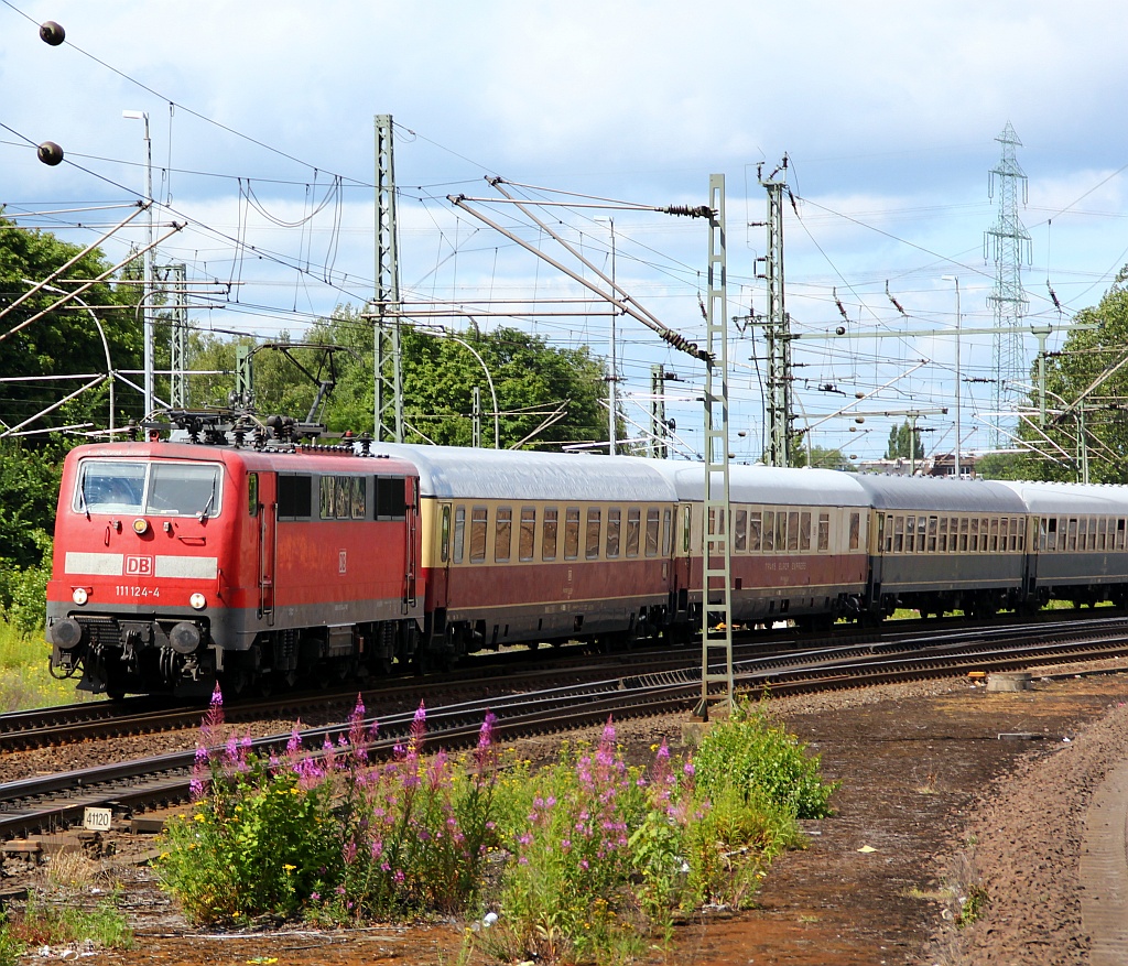 111 124-4 konnte sich am 13 und 15.07.2012 in die lange Liste der Zugloks des IC 2410/17 eintragen. Hier konnte ich sie bei der Einfahrt in Hamburg-Harburg festhalten.