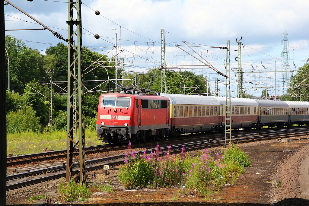 111 124-4 mit dem IC 2417 bei der Durchfahrt in Hamburg-Harburg. 15.07.12