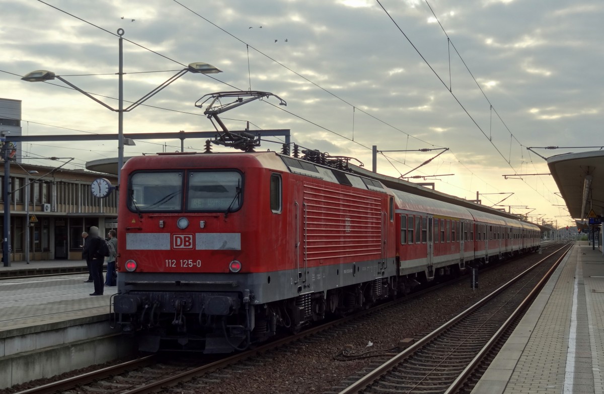 111-125 steht an der Endstation Wolfsburg Hbf.
In Kürze geht es als RE nach Hannover Hbf zurück.
Aufgenommen im September 2014. 
