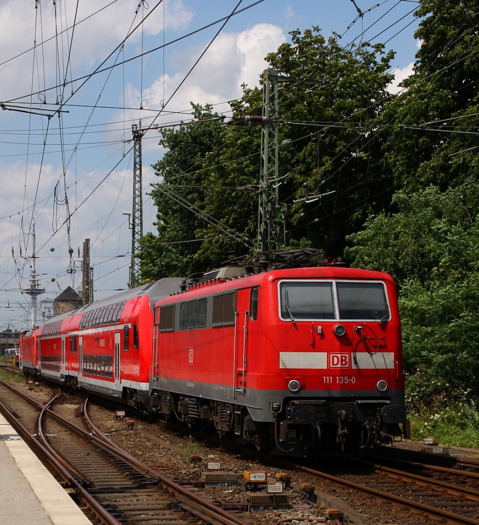 111 135-0 zwei Dostos und die 146 108 wurden von einer V60 quer durch den Bremer Hbf rangiert. 30.06.12