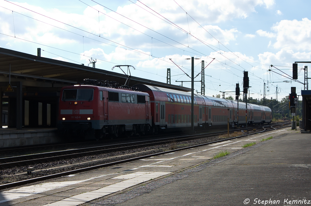 111 142-6 mit dem RE60 (RE 4847) von Rheine nach Braunschweig Hbf, bei der Einfahrt in den Braunschweiger Hbf. 28.09.2013