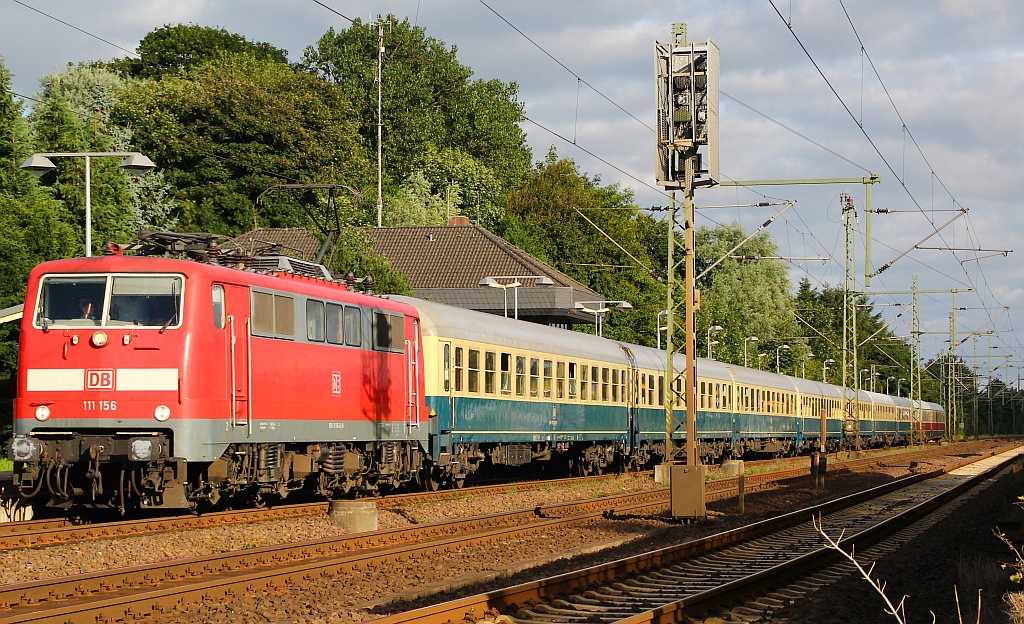 111 156-6 mit dem IC 2410 Hanseat beim Halt in Schleswig. 10.08.2012