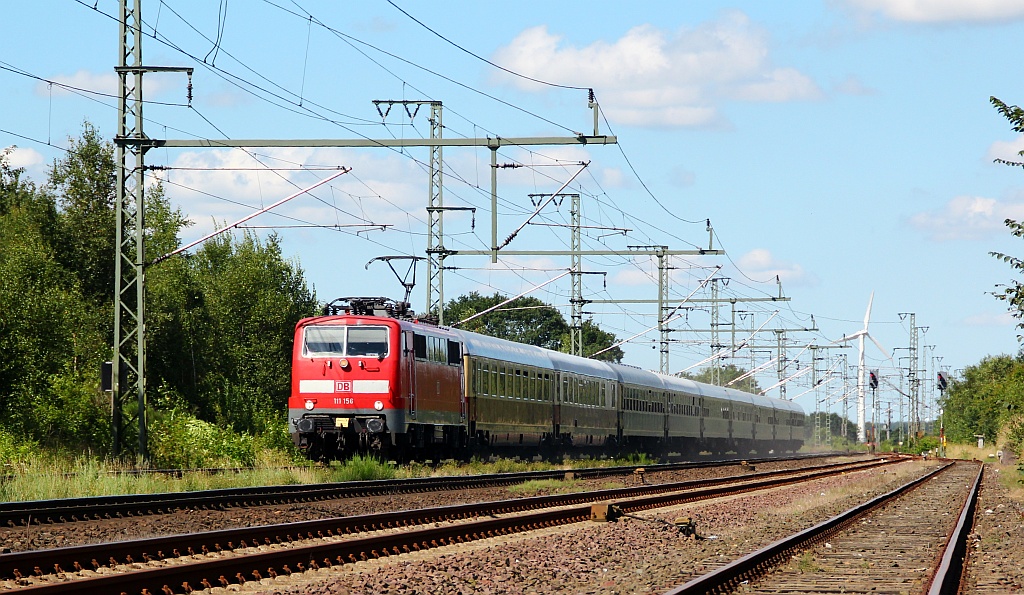 111 156-6 noch mit Warntafel und dem IC 2417 Hanseat von Flensburg nach Köln hier bei der Durchfahrt in Jübek. 12.08.12