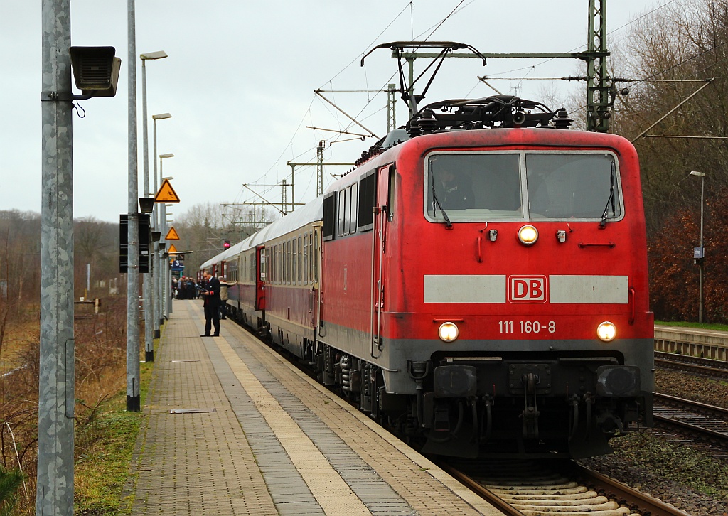 111 160-8 mit dem IC 2417 nach Köln kurz vor seiner Abfahrt aus Schleswig. 08.01.2012