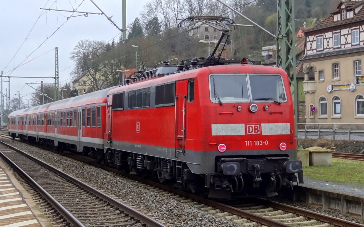 111-183 steht mit 3 n-Wagen in Kronach am Gleis 4.
Aufgenommen im Januar 2014.