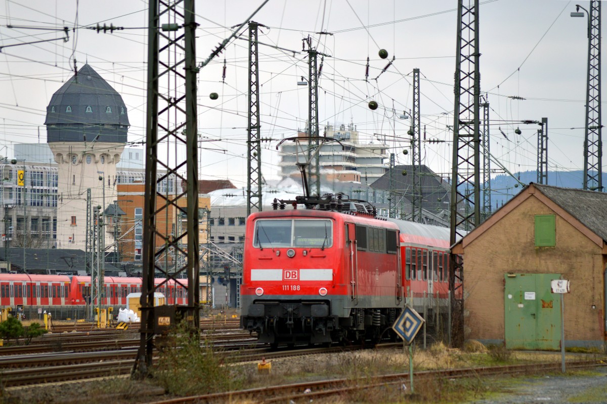 111 188 hing am Zugschluß des Regionalexpress nach Heidelberg.Hier bei der Einfahrt in Darmstadt am 04.02.2015