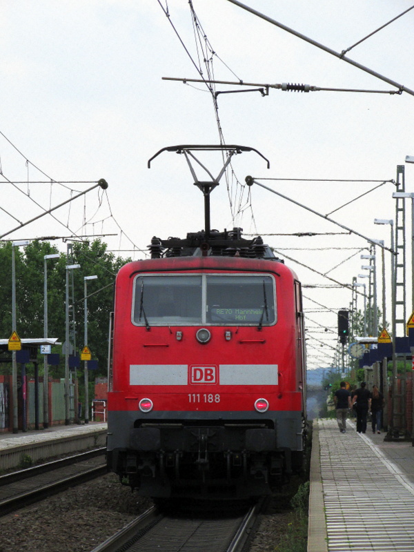111 188 mit einem RE nach Mannheim in B�rstadt oberer Bahnhof am 29.Mai.2014