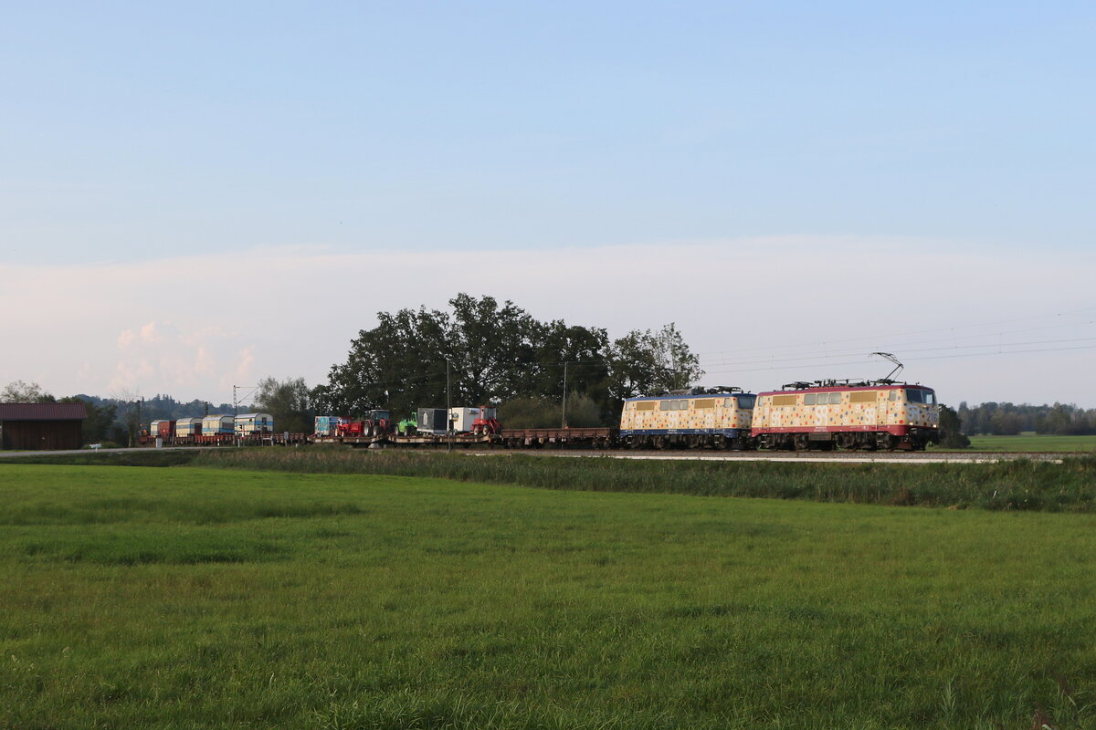 111 216 und 111 108 waren mit dem  Circus Roncalli-Zug  am 4. September 2024 bei Bernau am Chiemsee auf dem Weg nach Wien.