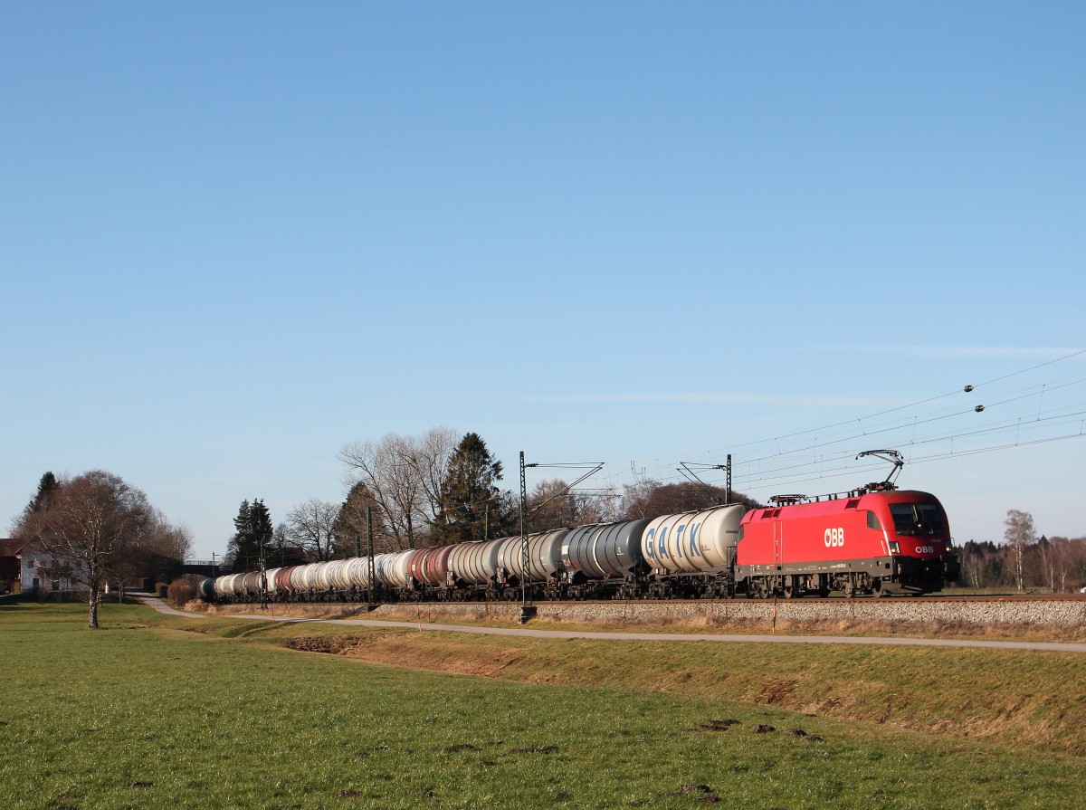 1116 030-8 mit einem Kesselwagenzug aus Mnchen kommend bei bersee.