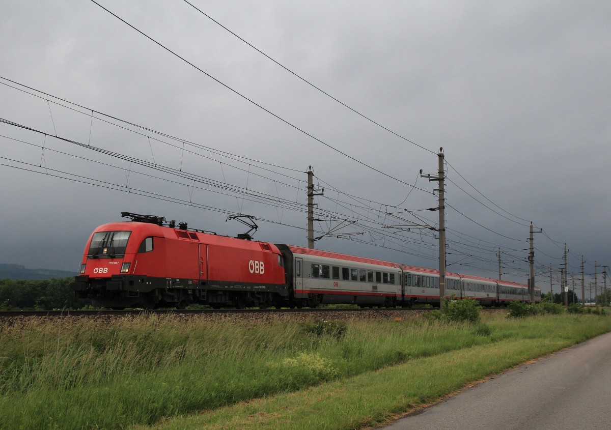 1116 037-3 versucht am 29. Mai 2014 bei Grosierning dem Unwetter zu entkommen.