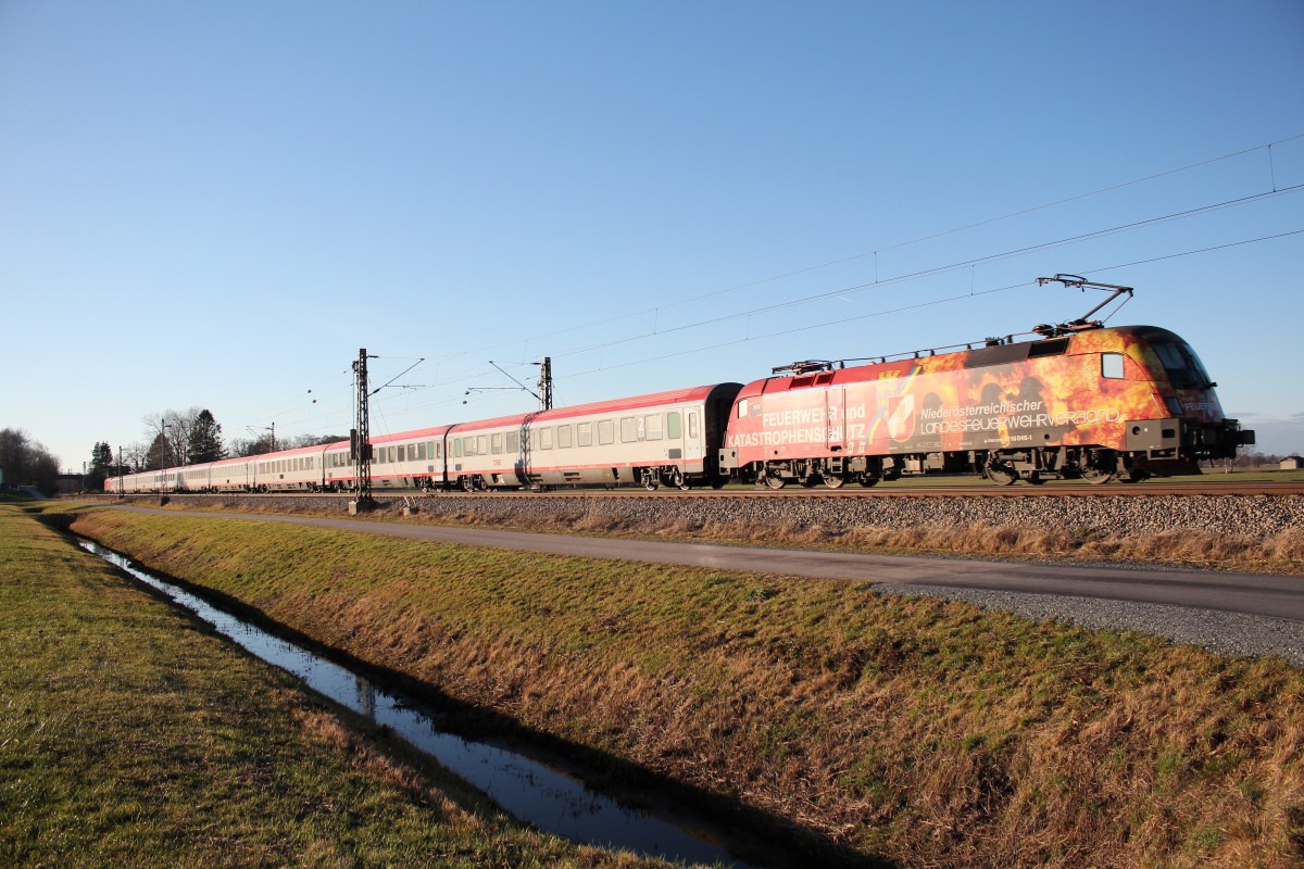 1116 048-1 am 23. Dezember 2015 schiebend am EC 112 bei Übersee am Chiemsee.