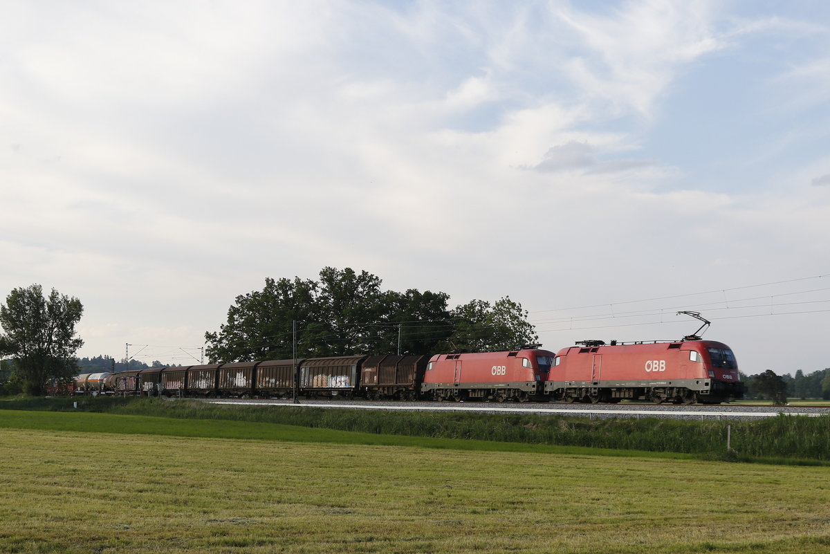 1116 053 und 1016 045 mit einem gemischten Gterzug am 8. Mai 2018 bei Weisham.