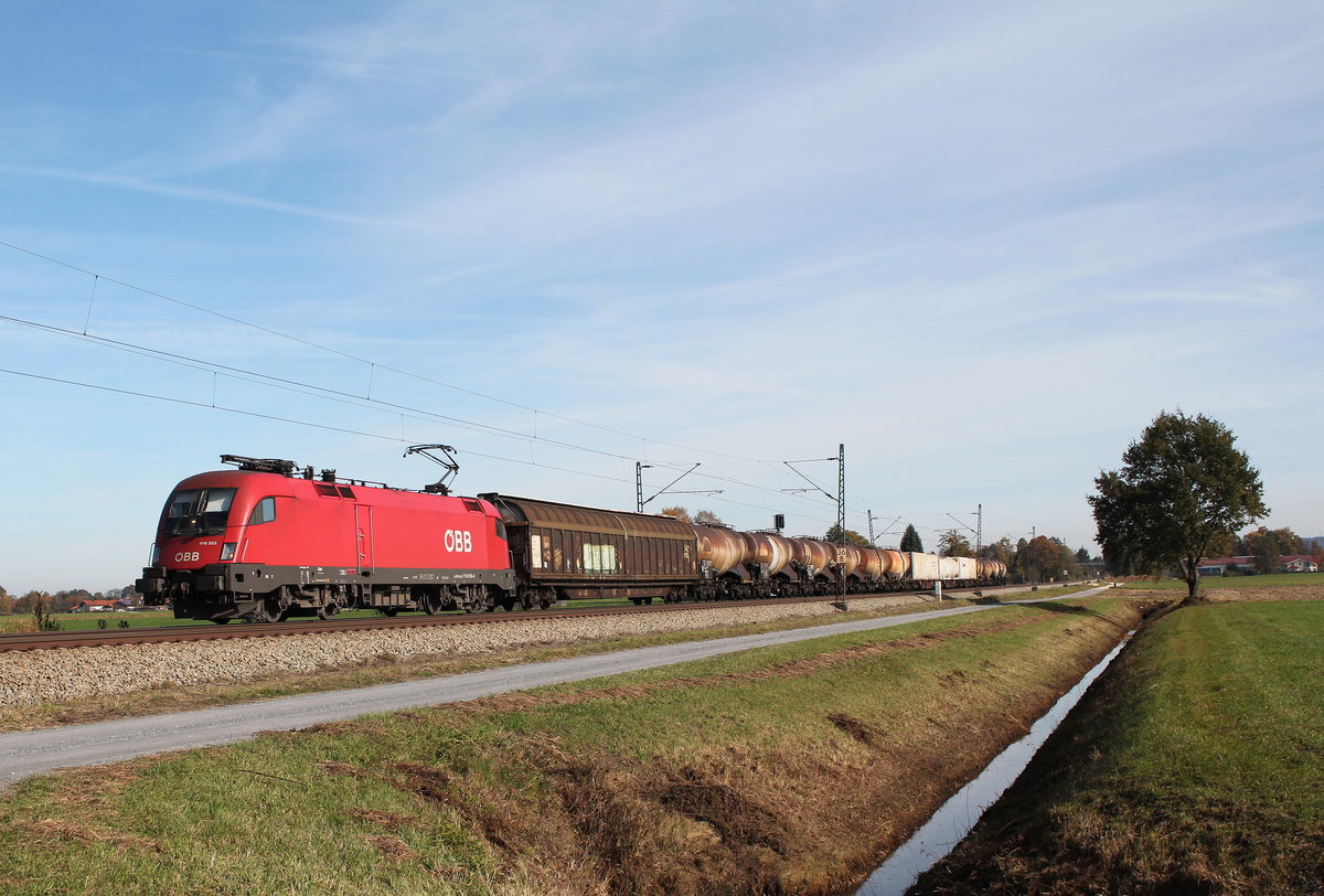 1116 055 mit einem gemischten Gterzug am 1. November 2016 bei bersee am Chiemsee.