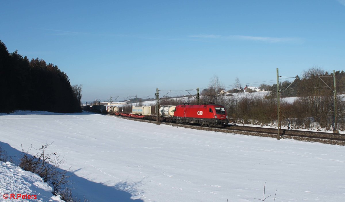 1116 058-9 zieht einen Wechselpritschenzug bei Sinsgrün. 19.01.17