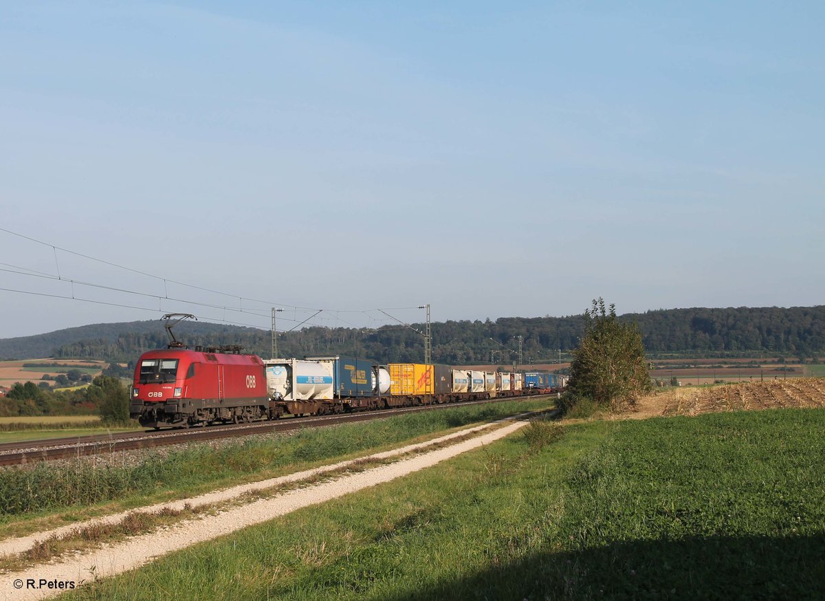 1116 058 zieht einen Wechselpritschenzug bei Wettelsheim kurz hinter Treuchtlingen gen Norden. 24.09.16