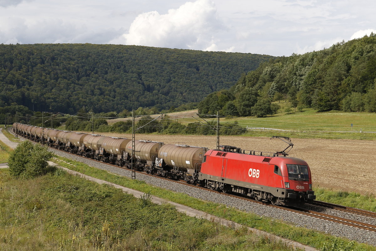 1116 063-9 mit einem Kesselwagenzug am 18. August 2017 bei Harrbach.