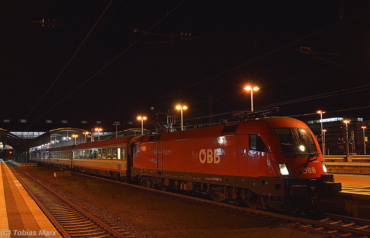 1116 067 bespannte am 06.02.2016 den EC 112. Hier beim Halt im Darmst�dter Hbf.