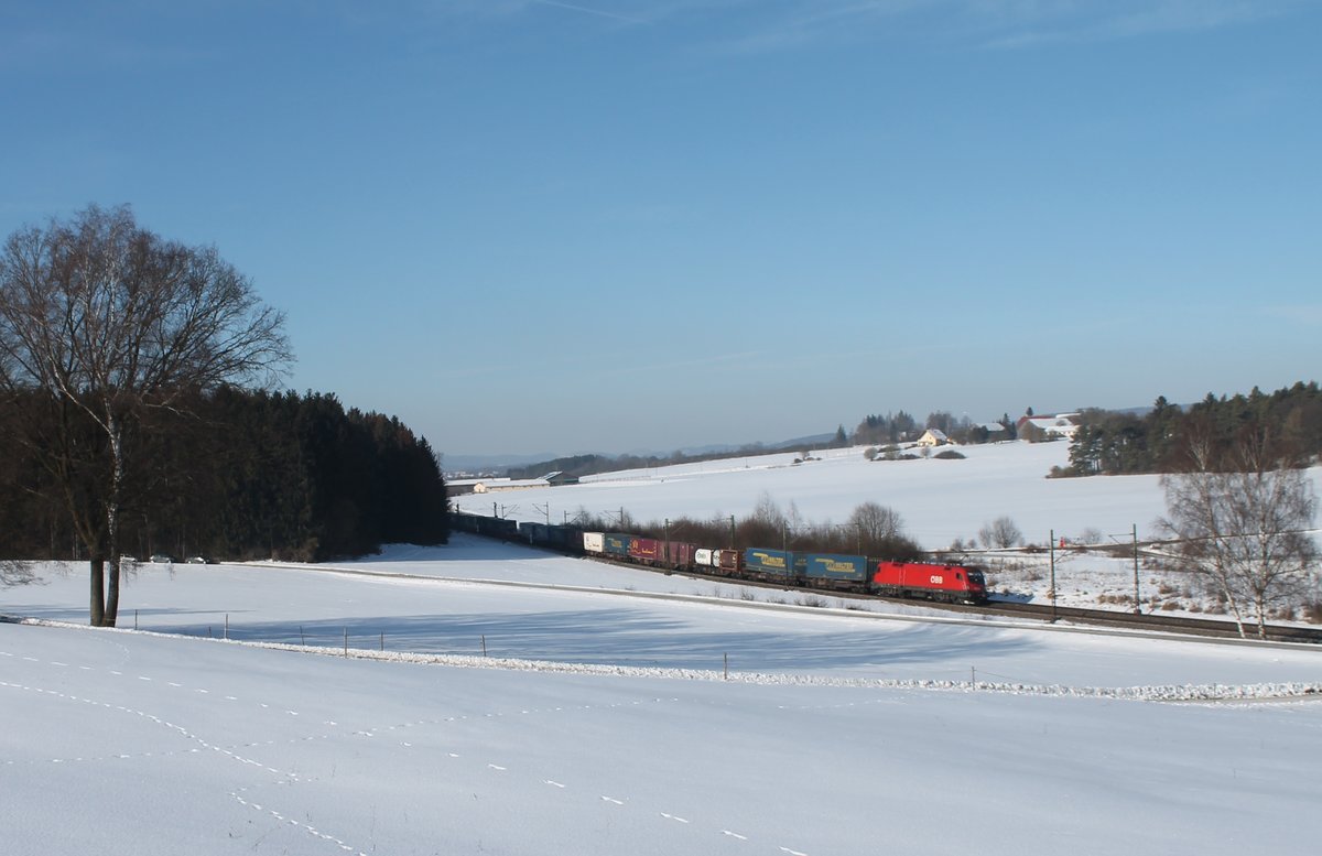 1116 074-4 zieht einen LKW-Walter bei Sinsgrün. 19.01.17