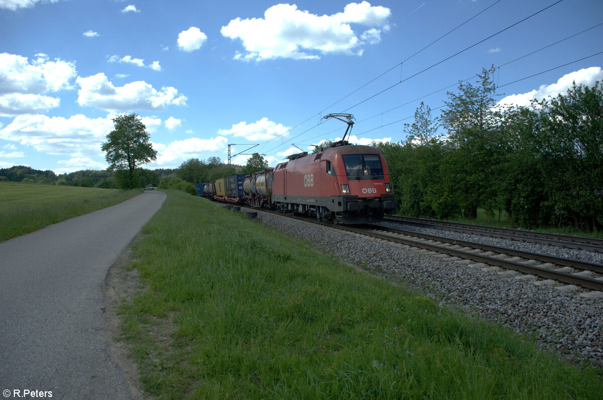 1116 075-1 zieht mit einem KLV-Zug bei Pölling in Richtung Passau. 14.05.24