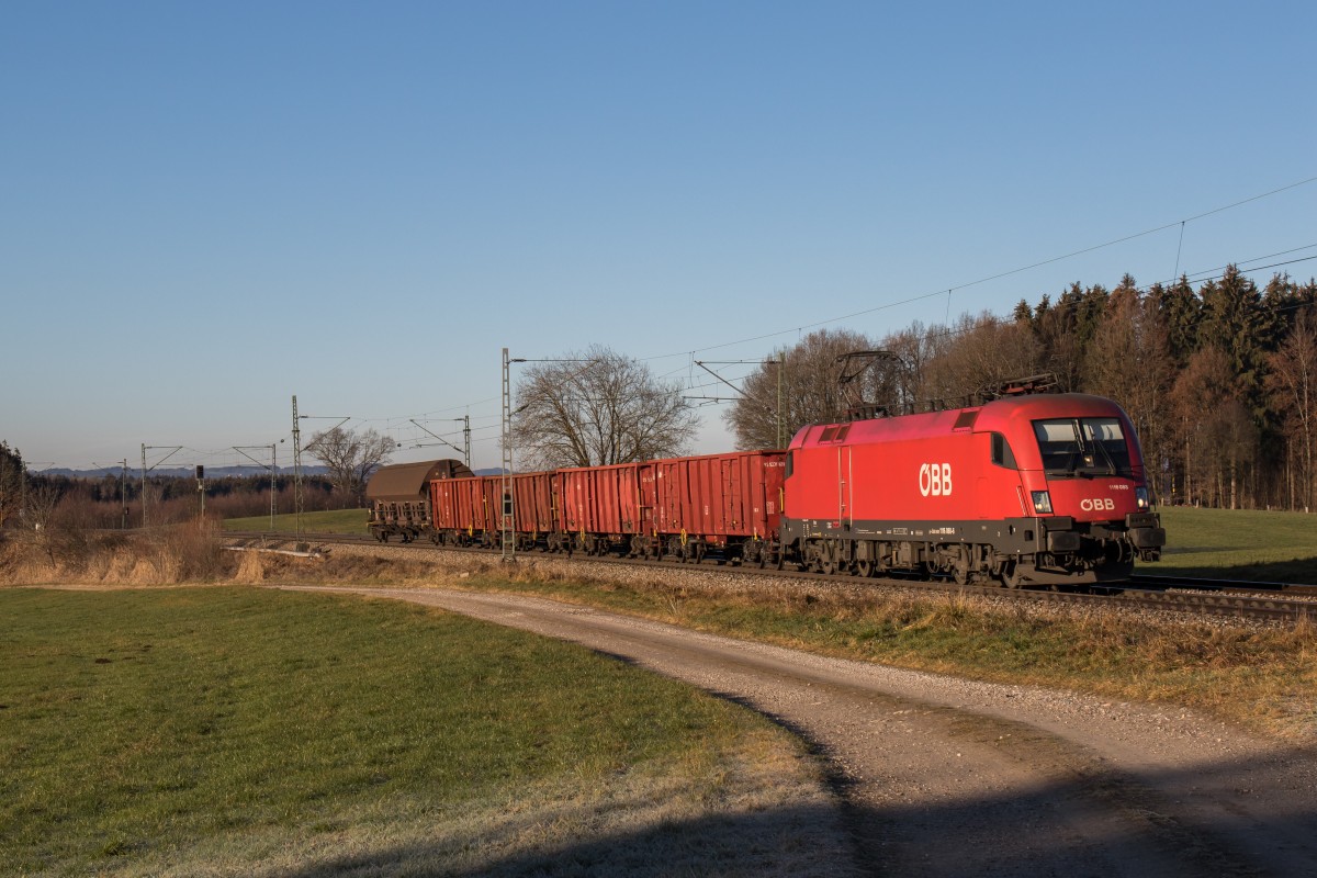 1116 088-6 mit einem kurzen Gterzug auf dem Weg nach Salzburg. Aufgenommen am 24. Dezember 2015 bei Sossau.