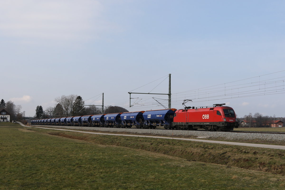 1116 095 war am 9. Mrz 2021 mit einem Dngerzug bei bersee am Chiemsee in Richtung Salzburg unterwegs.