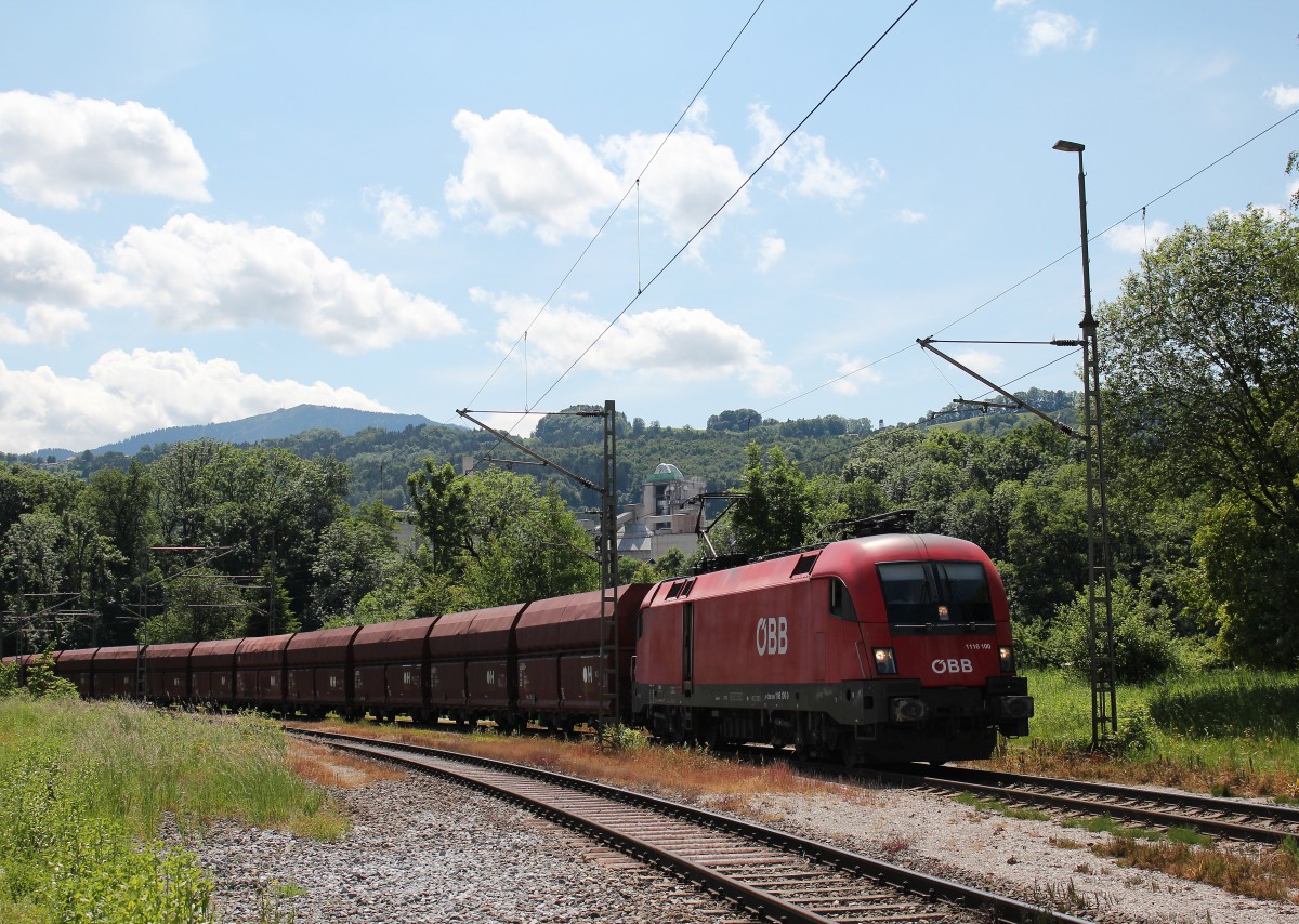 1116 100-9 belieferte am 2. Juni 2015 das im Hintergrund zu sehende Zementwerk in Rohrdorf.