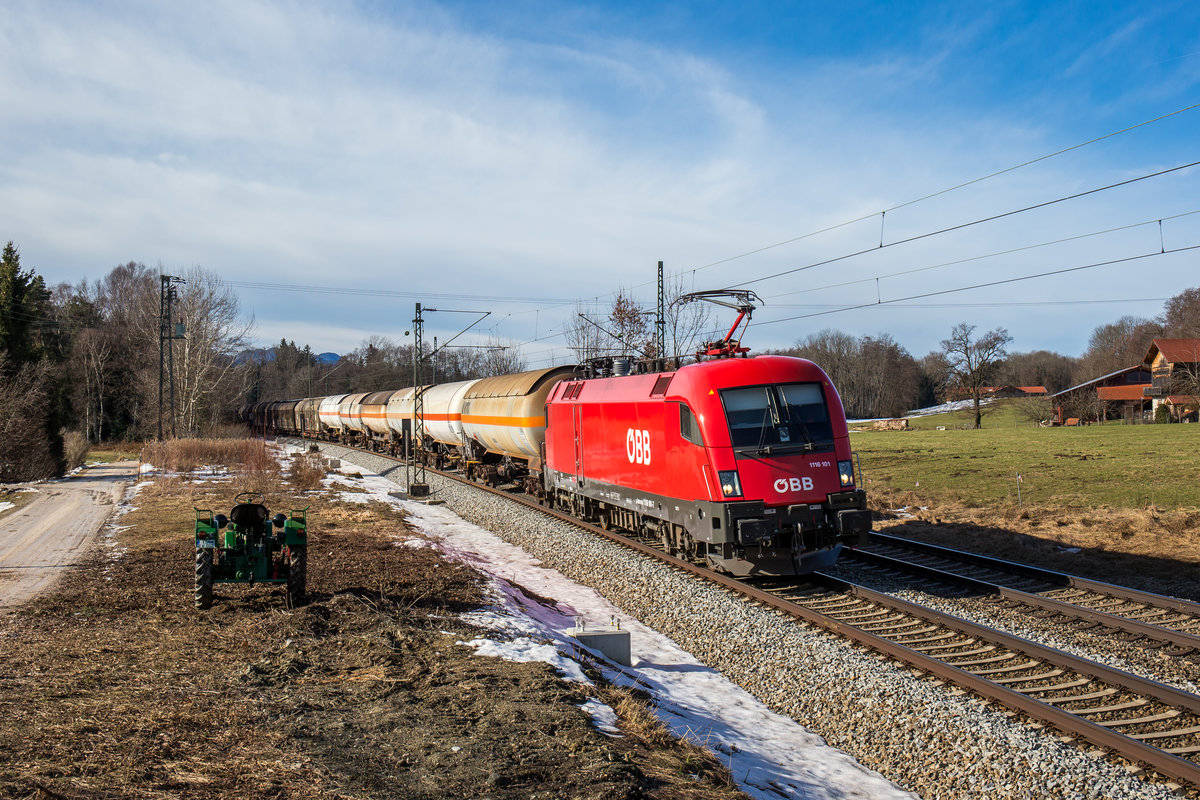 1116 101 mit einem gemischten Gterzug auf dem Weg nach Freilassing. Aufgenommen am 4. Februar 2017 bei bersee am Chiemsee.