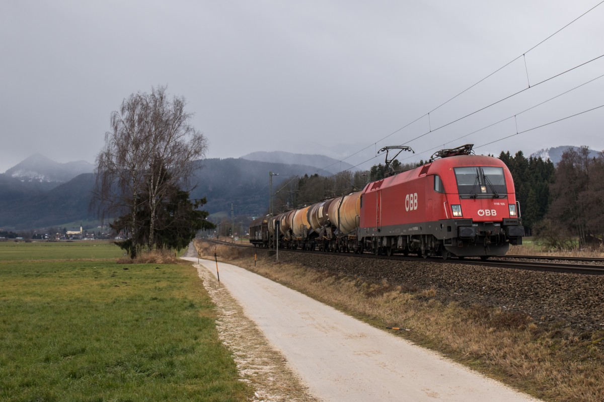 1116 105-8 mit einem gemischten Gterzug aus Salzburg kommend am 5. Januar 2016 kurz vor Prien am Chiemsee.