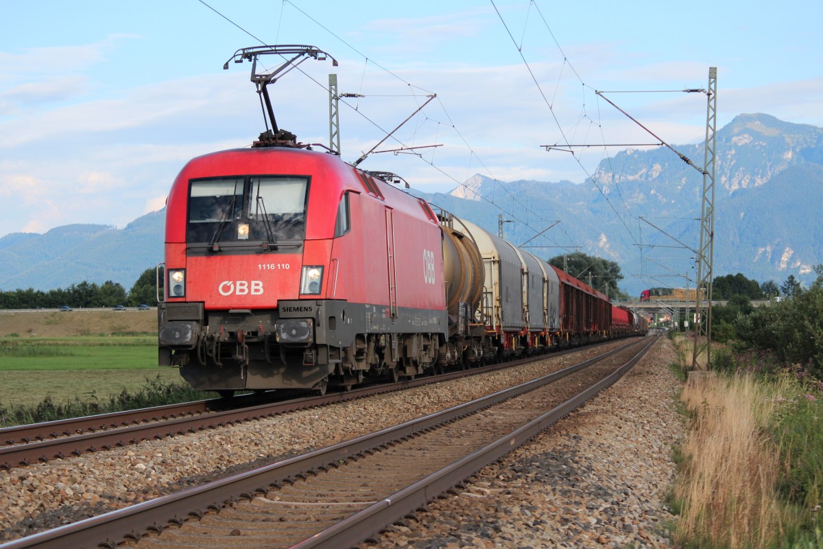 1116 110-6 mit einem gemischten Gterzug am 9. August 2012 bei Bernau am Chiemsee.