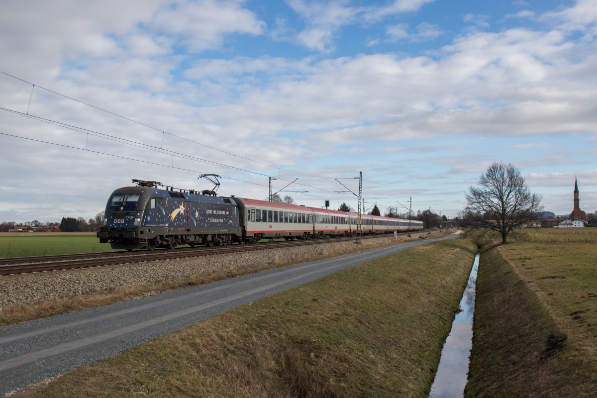 1116 126-4  Licht ins Dunkel  mit dem EC 662 auf dem Weg nach Mnchen am 6. Januar 2016 bei bersee am Chiemsee.