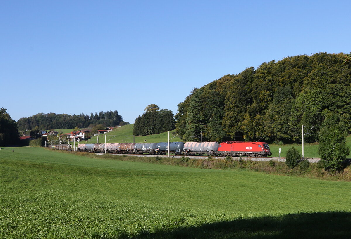 1116 134 war am 3. Oktober 2025 mit einem gemischten Gterzug bei Axdorf im Chiemgau in Richtung Salzburg unterwegs.