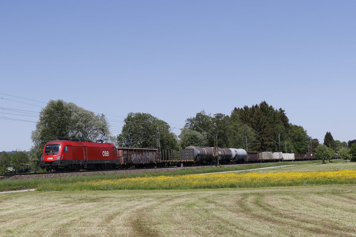 1116 139 mit einem Mischer am 8. Mai 2018 kurz nach Prien am Chiemsee.