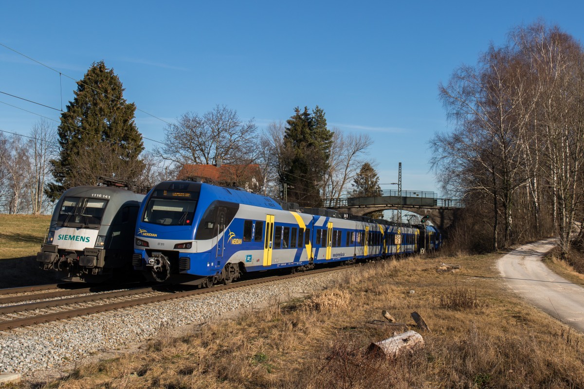 1116 141 der  Siemens-Taurus  und der  Meridian  ET 311 begegneten sich am 28. Dezember 2015 bei bersee am Chiemsee.