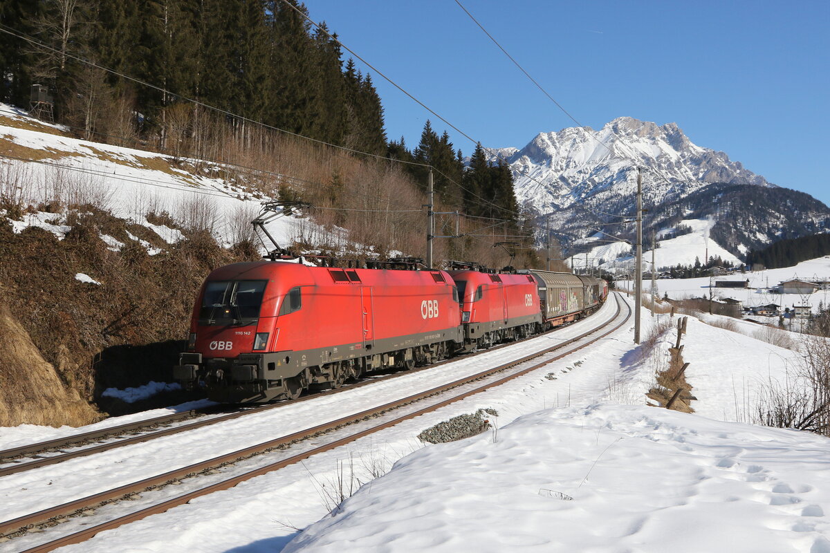 1116 142 und 1016 019 waren mit einem gemischten Gterzug am 15. Februar 2023 bei Pfaffenschwend in Richtung Wrgl unterwegs.