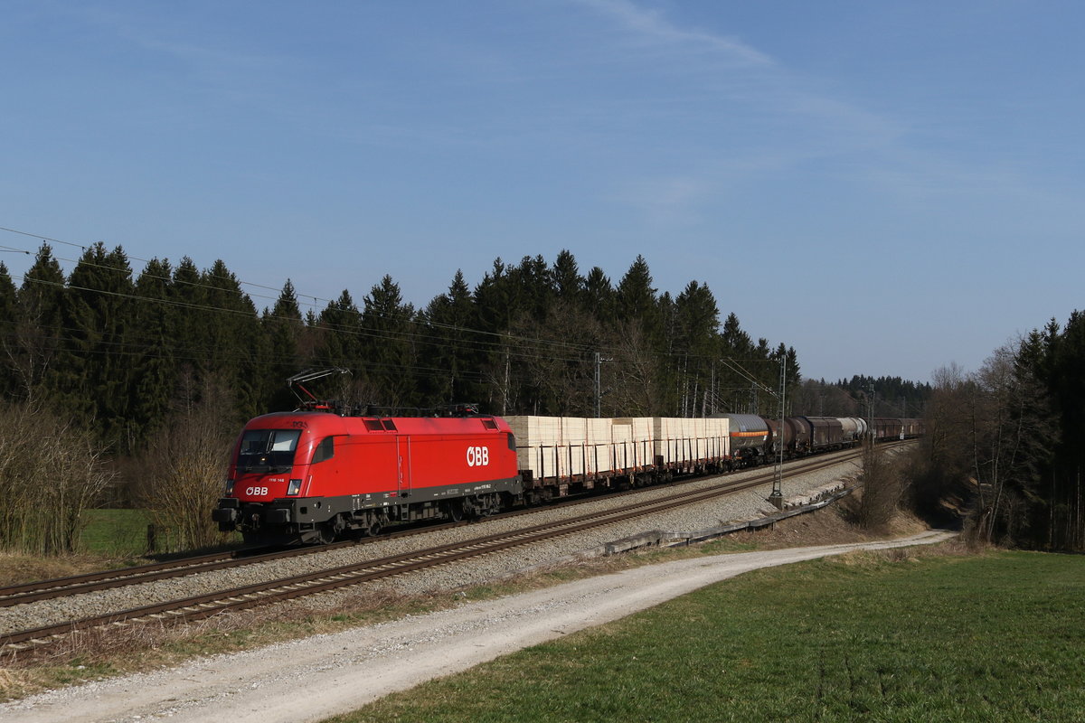 1116 146 mit einem gemischten Gterzug am 20. Mrz 2020 bei Grabensttt im Chiemgau.