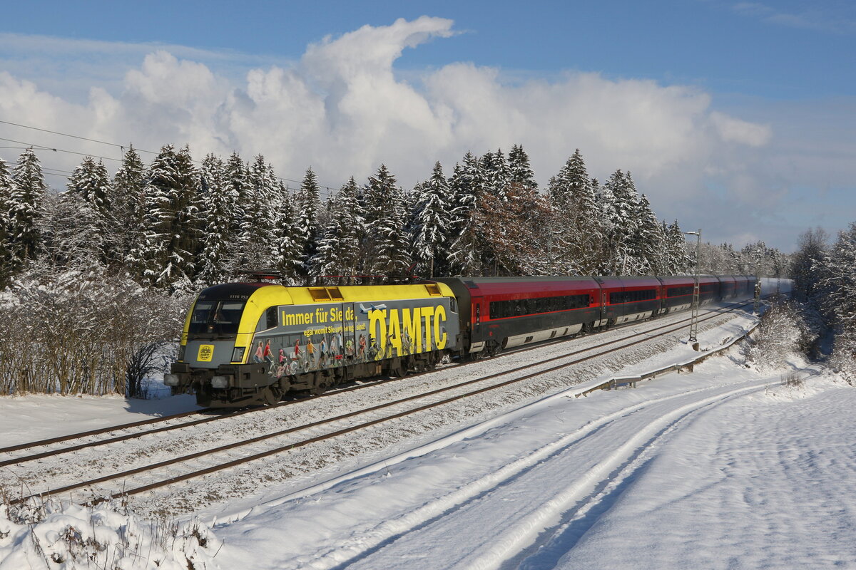 1116 153  AMTC  aus Salzburg kommend am 12. Dezember 2022 bei Grabensttt im Chiemgau.