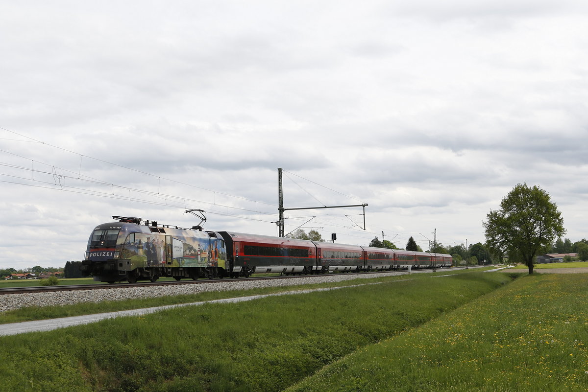 1116 157  Gemeinsam Sicher  mit einem Railjet am 1. Mai 2018 bei bersee am Chiemsee.