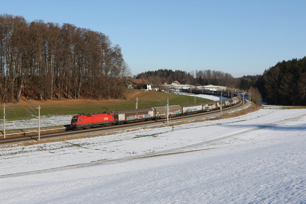 1116 158 war mit einem  Schiebewandwagenzug  am 20. Januar 2026 bei Axdorf im Chiemgau in Richtung Rosenheim unterwegs.