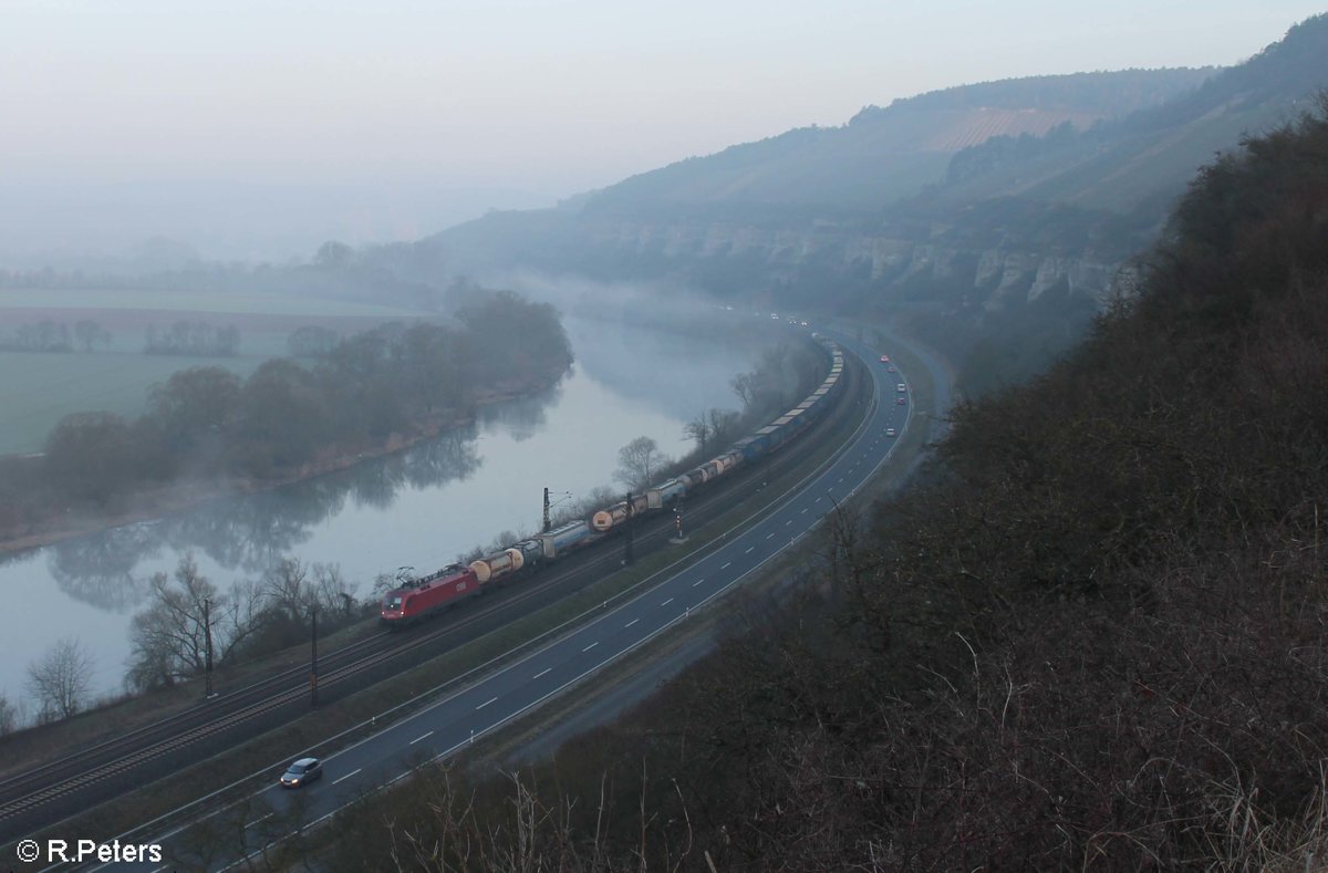 1116 163-7 zieht ein LKW-Walter zwischen Karlstadt und Himmelstadt durchs Maintal. 16.03.17