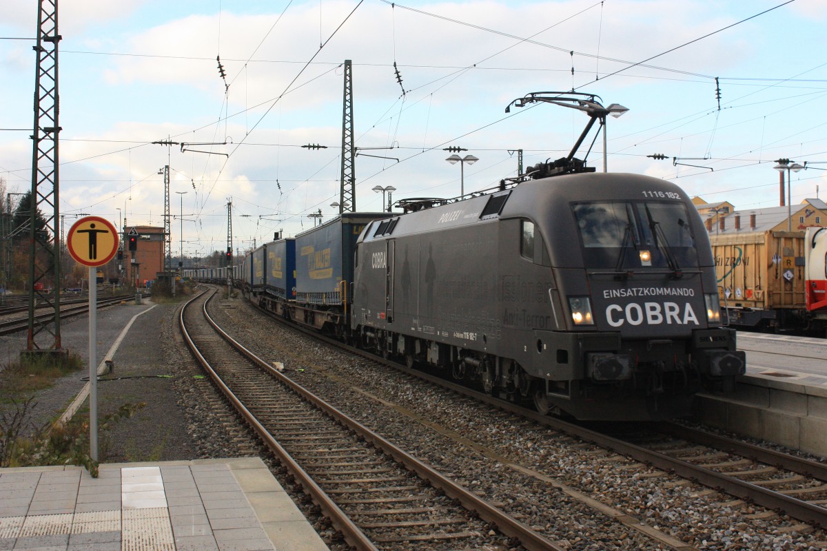 1116 182-7 der  COBRA-Stier  mit dem  Walter-Zug  am 30. November 2013 im Bahnhof von Rosenheim.