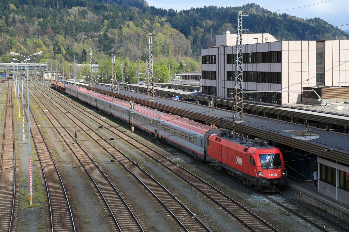 1116 191-8 mit einem Autoreisezug am 19. April 2014 im Bahnhof von Kufstein.