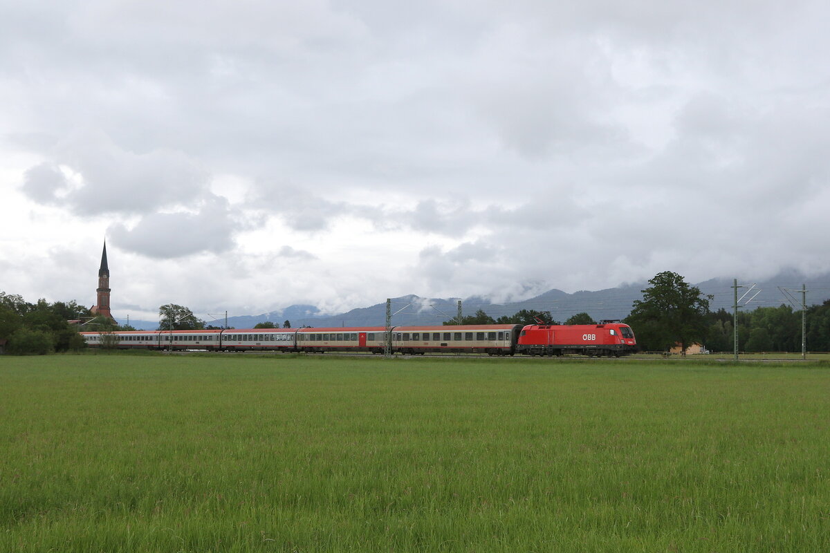 1116 191 mit einem  EC  aus Salzburg kommend am 25. Mai 2024 bei bersee.