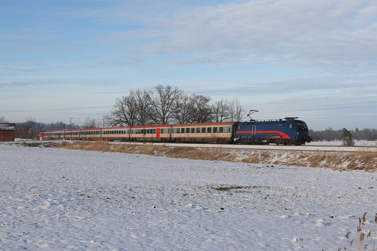 1116 195 war mit einem  EC  am 14. Januar 2024 bei Weisham in Richtung Salzburg unterwegs.