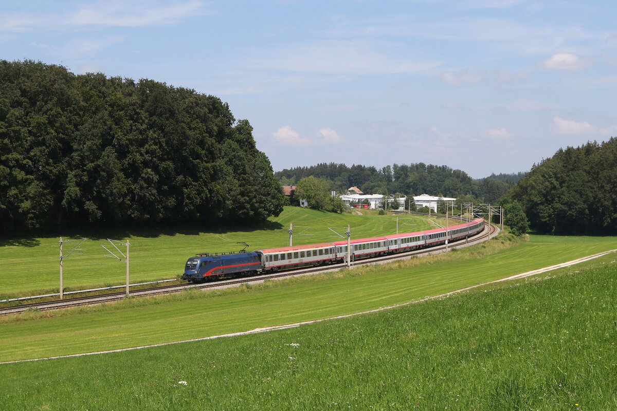 1116 195 war mit einem  EC  am 9. Juli 2024 bei Axdorf in Richtung Mnchen unterwegs.